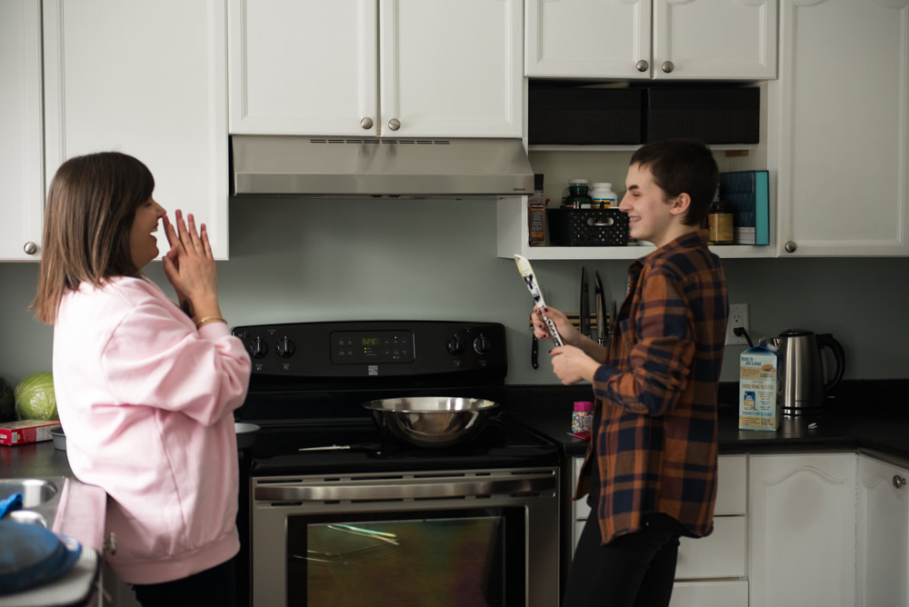 A photo of Ollie and Lindsay making food in a kitchen.