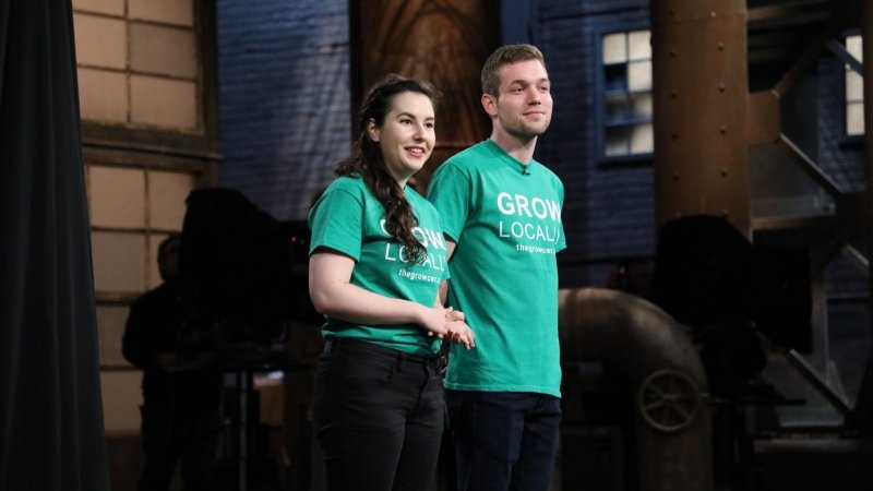 A photo of two people from Growcer.